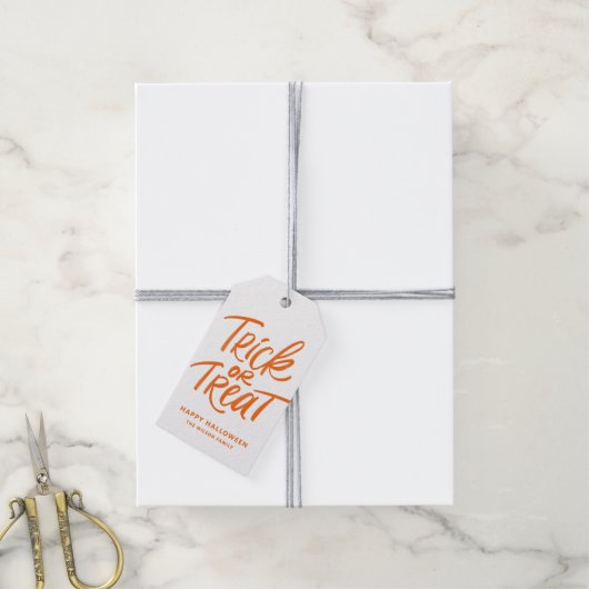Oranje Trick or treat Hand Lettering Halloween Cadeaulabel (Met Touw)