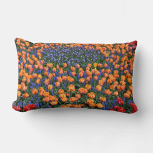 Oranje tulpen en muscari bloemen kussen