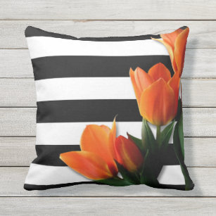 Oranje Tulpen en zwarte witte strepen Buitenkussen