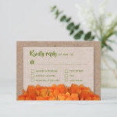 Oranje Tulpen op Kraft Wedding RSVP-kaarten (Staand voorkant)