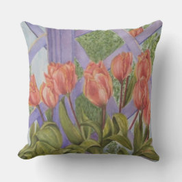 ORANJE TULPENBLOEMEN OP PAARSE TRALIE PATIO BUITENKUSSEN