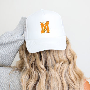 Oranje varsity monogram trucker pet