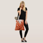 Oranje vertakkingen voor sierkersen, gestileerd tote bag (Op model)