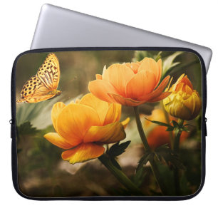Oranje vlinder en bloemen laptop sleeve