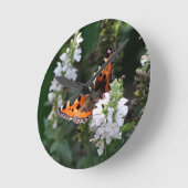 Oranje vlinder en witte bloesems ronde klok (Hoek)