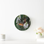 Oranje vlinder en witte bloesems ronde klok (Huis)