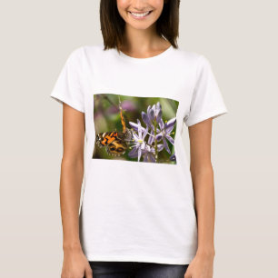Oranje Vlinder op Wilde Hyacint Kleding & Cadeaus T-shirt
