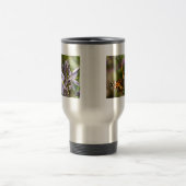 Oranje vlinder op Wilde Hyacinth Apparel & Gifts Reisbeker (Center)