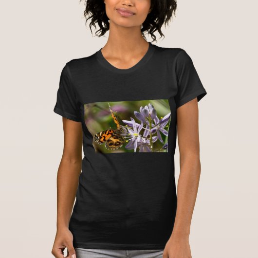 Oranje vlinder op Wilde Hyacinth Apparel & Gifts T-shirt (Voorkant)