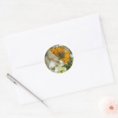 Oranje vlinder ronde sticker (Envelop)
