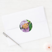 Oranje vlinder ronde sticker (Envelop)