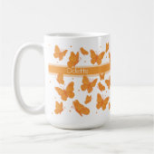 Oranje Vlinders & Stippen Aangepaste Naam Monogram Koffiemok (Links)