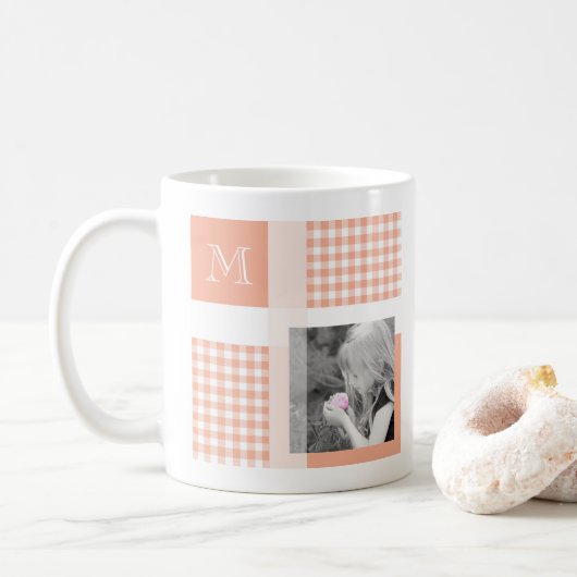 Oranje Voeg je foto Gingham Modern Monogram toe Koffiemok (Met donut)
