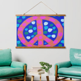 Oranje vredesbord op blauw hangend wandkleed