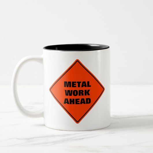 Oranje waarschuwingsteken werken vooruit tweekleurige koffiemok (Links)