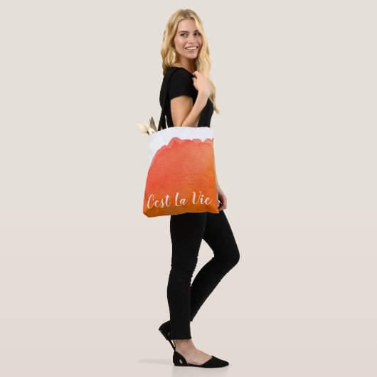 Oranje waterverf C'est La Vie Franse citaat chic Tote Bag (Op model)