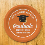 Oranje Wit Afstuderen Custom 2025 Graduation Party Papieren Bordje<br><div class="desc">Dit moderne oranje en witte aangepaste afstudeerfeest papieren bord is voorzien van stijlvolle typografie van uw middelbare school of hogeschool naam voor de klas van 2025. Pas je aan met je afstudeerjaar onder het chique handgeschreven script en zwart afstudeerders pet voor een geweldige persoonlijke afstuderen.</div>