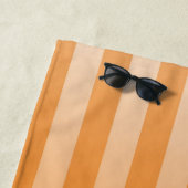 Oranje wit personaliseer gestreept patroon strandlaken (In situ)