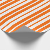 Oranje wit verticaal strepenpatroon cadeaupapier (Hoek)