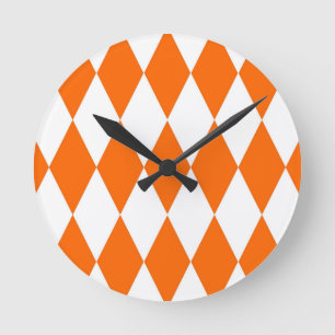 Oranje Witte Harlequin Diamonds Checkers Ontwerp Ronde Klok