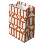Oranje witte moderne geometrische medium cadeauzakje (Achterkant Gekanteld)