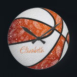 oranje-witte-vederpaisleydoedels basketbal ronde klok<br><div class="desc">Deze unieke basketbalklok is voorzien van het realistische afbeelding van een basketbal met afwisselende oranje en witte rechthoekige panelen met delicate doodle bloemen, veren en paisleuzen die op de oranje panelen van de basketbal geplakt worden - waarbij de naam van de atleet voor haar basketbalkamer gepersonaliseerd wordt - van katz_d_zynes...</div>