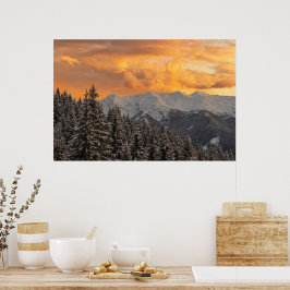 Oranje wolken boven bergen en sparrenbos poster