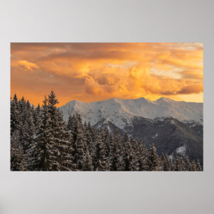 Oranje wolken boven bergen en sprinserwoud poster