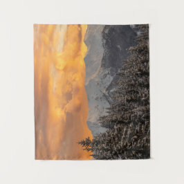 Oranje wolken boven bergen en sprinserwoud wandkleed