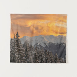 Oranje wolken boven bergen en sprinserwoud wandkleed