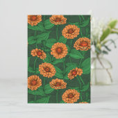 Oranje Zinnia bloemen, groene bladeren op donkergr (Staand voorkant)