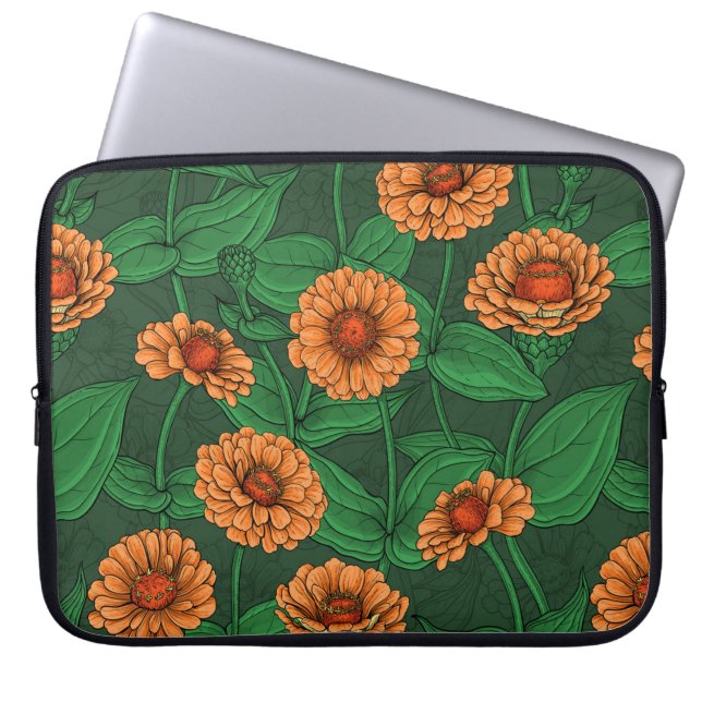 Oranje Zinnia bloemen, groene bladeren op donkergr Laptop Sleeve (Voorkant)