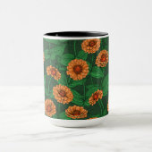Oranje Zinnia bloemen, groene bladeren op donkergr Mok (Midden)