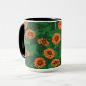 Oranje Zinnia bloemen, groene bladeren op donkergr Mok (Voorkant links)