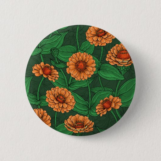 Oranje Zinnia bloemen, groene bladeren op donkergr Ronde Button 5,7 Cm (Voorkant)