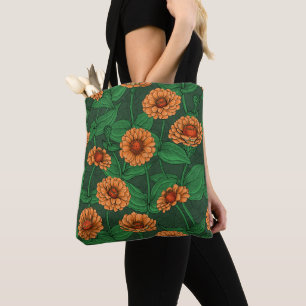 Oranje Zinnia bloemen, groene bladeren op donkergr Tote Bag