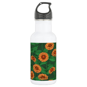 Oranje Zinnia bloemen, groene bladeren op donkergr Waterfles