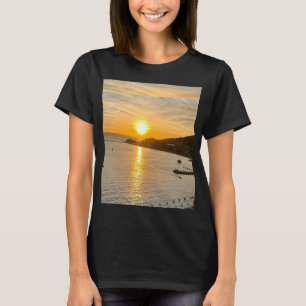 Oranje zon boven de bergen en Zeeen T-shirt