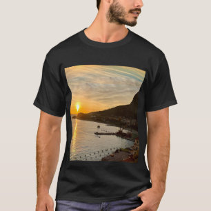 Oranje zon boven de bergen en Zeeen T-shirt