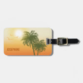 Oranje zon en groene tropische palmbomen met tekst bagagelabel (Voorkant horizontaal)