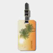 Oranje zon en groene tropische palmbomen met tekst bagagelabel (Voorkant verticaal)