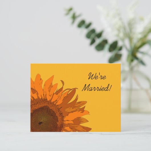 Oranje Zonnebloem op Geel Huwelijksaankondiging Aankondigingskaart (Staand voorkant)