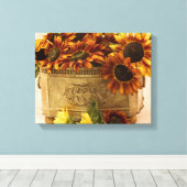 Oranje zonnebloemen in tin mandje canvas afdruk (Insitu (Houten vloer))