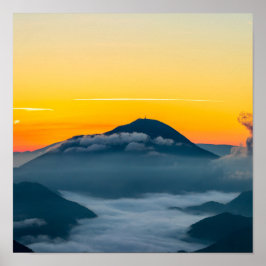 Oranje zonsopgang hemel boven Uršlja gora, Sloveni Poster