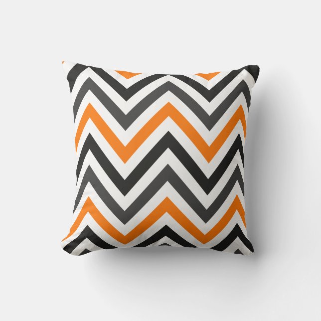 Oranje zwart en grijs chevron kussen (Voorkant)