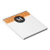 Oranje zwart Halloween Bat Pattern Monogram Notitieblok (Schuin)