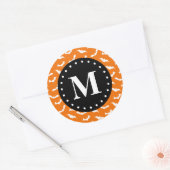 Oranje zwart Halloween Bat Pattern Monogram Ronde Sticker (Envelop)