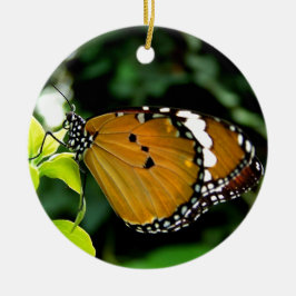 Oranje, zwarte en witte vlinder op blad keramisch ornament