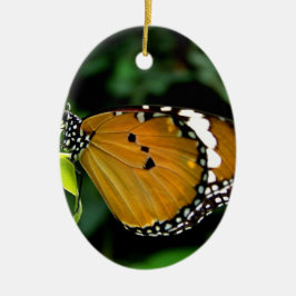 Oranje, zwarte en witte vlinder op blad keramisch ornament
