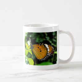 Oranje, zwarte en witte vlinder op blad koffiemok